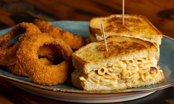 Mac N Melt with Onion Rings